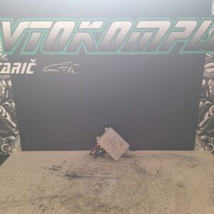 Audi A4 B8 2009 ojačevalec antene 8J0035456