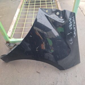 Mercedes A180 sprednji desni blatnik