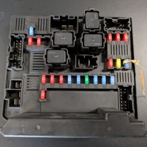 Nissan Qashqai 1.6 2012 škatla varovalk 284b7bb01b