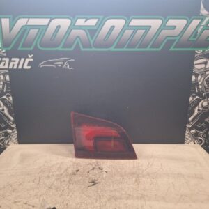 Opel Astra J Sports Tourer 2012 zadnja leva notranja luč 13282246