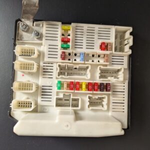 Renault kangoo USM N2 modul škatla varovalk 8201044237a