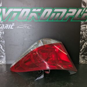 Toyota Verso S 2011 zadnja leva luč