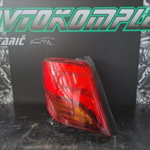 Toyota Yaris 2016 zadnja leva luč - poškodovan rob